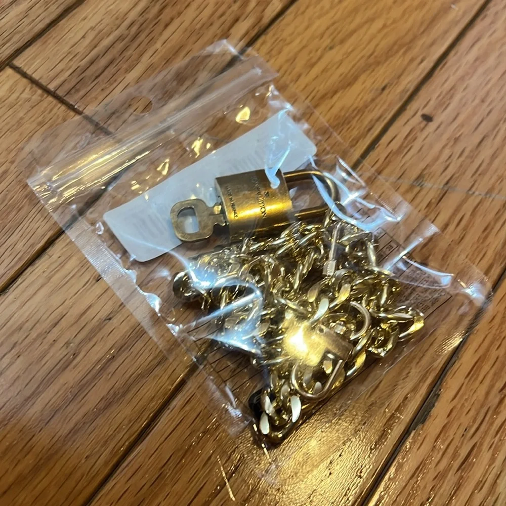 🧡Gold Chain Necklace with LV Lock Pendant 317 - Picture 14 of 14